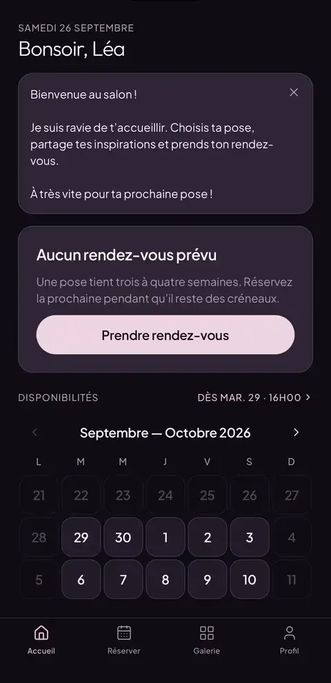 Capture animée de l’app Cuty : une nouvelle cliente saisit le code du salon de démonstration, puis arrive sur son accueil où s’affiche le mot de bienvenue de sa prothésiste.