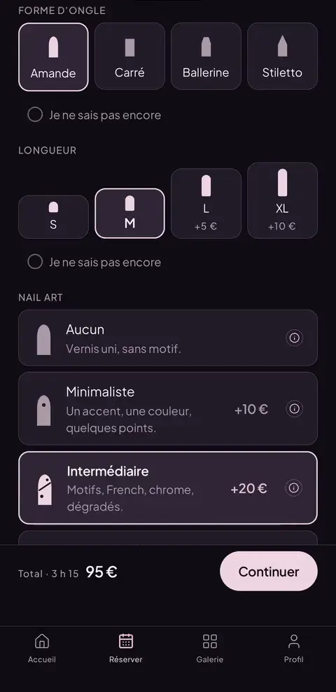 Capture animée de l’app Cuty : la cliente choisit ses chablons, sa forme amande, sa longueur M puis un nail art Intermédiaire ; le total passe à 95 € pour 3 h 15.